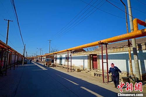 資料圖：天津市西青區(qū)辛口鎮(zhèn)郭莊子村，電代煤供暖管道通入家家戶戶。 中新社記者 佟郁 攝